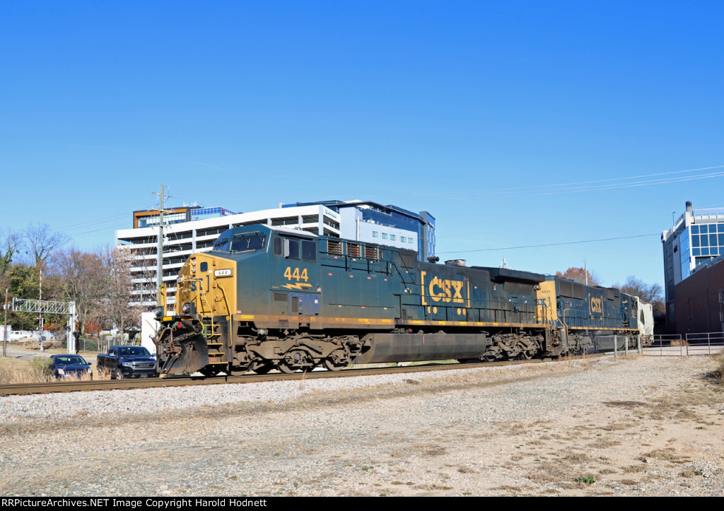 CSX 444 & 4553 lead train L619-07 around the curve at Raleigh Tower